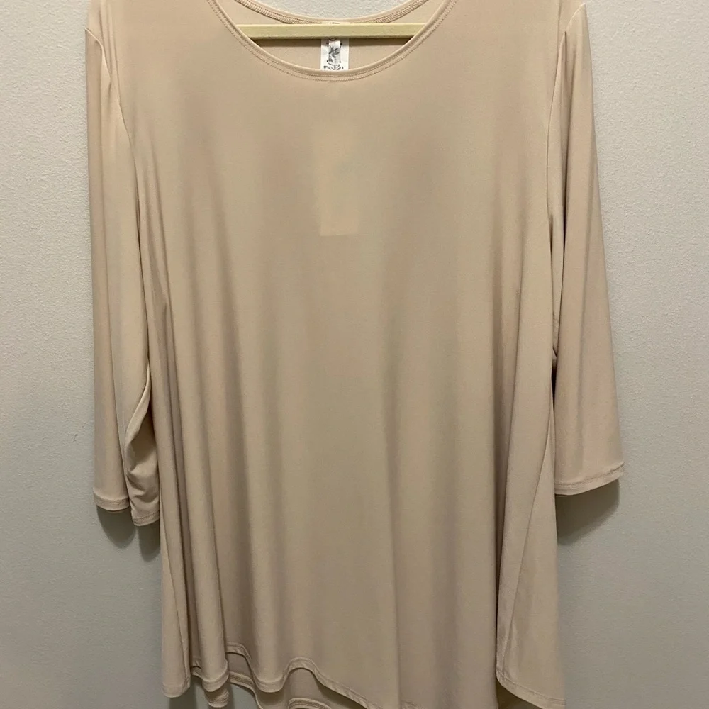 Come n See 1XL tan top new with tags, rounded neck, very flattering - Picture 4 of 10